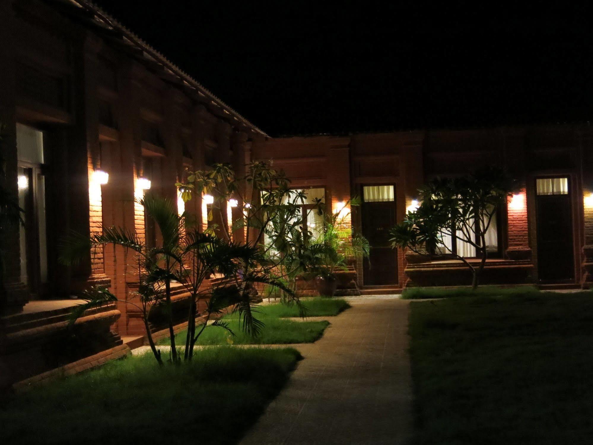 Manisanda Hotel Pagan Exteriér fotografie